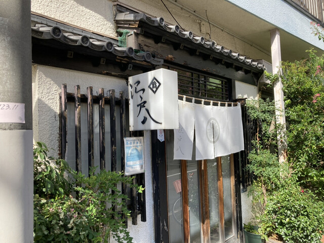 暖簾のかかる店構え